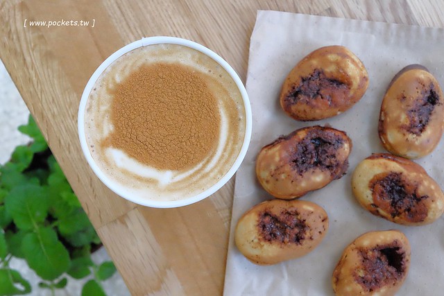 KOPHY mini┃台中西區美食：充滿文青風格的咖啡外帶店，有超夯的手搖漸層飲料，還有下午茶超搭的黑糖雞蛋糕 @飛天璇的口袋