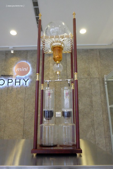 KOPHY mini┃台中西區美食：充滿文青風格的咖啡外帶店，有超夯的手搖漸層飲料，還有下午茶超搭的黑糖雞蛋糕 @飛天璇的口袋