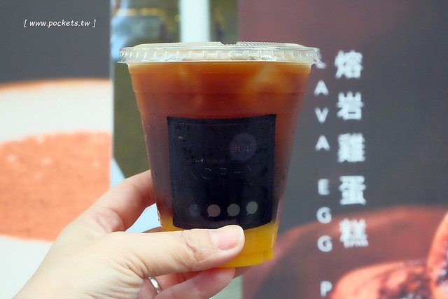 KOPHY mini┃台中西區美食：充滿文青風格的咖啡外帶店，有超夯的手搖漸層飲料，還有下午茶超搭的黑糖雞蛋糕 @飛天璇的口袋
