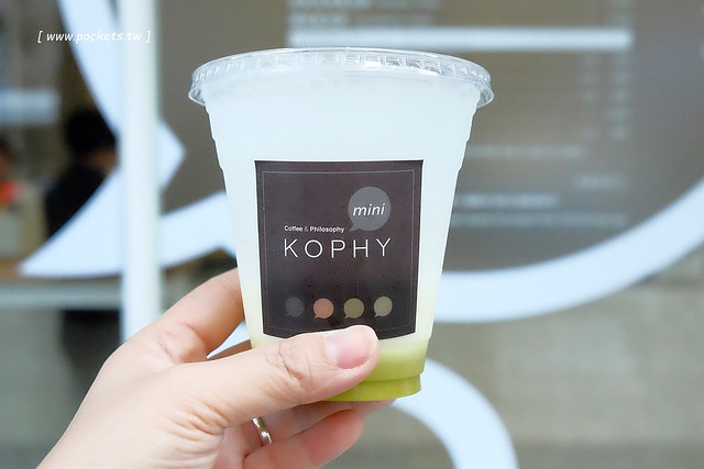 KOPHY mini┃台中西區美食：充滿文青風格的咖啡外帶店，有超夯的手搖漸層飲料，還有下午茶超搭的黑糖雞蛋糕 @飛天璇的口袋