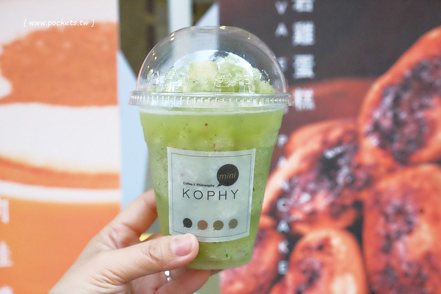 KOPHY mini┃台中西區美食：充滿文青風格的咖啡外帶店，有超夯的手搖漸層飲料，還有下午茶超搭的黑糖雞蛋糕 @飛天璇的口袋
