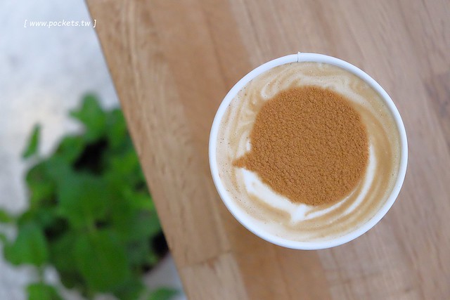 KOPHY mini┃台中西區美食：充滿文青風格的咖啡外帶店，有超夯的手搖漸層飲料，還有下午茶超搭的黑糖雞蛋糕 @飛天璇的口袋