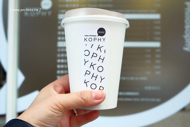 KOPHY mini┃台中西區美食：充滿文青風格的咖啡外帶店，有超夯的手搖漸層飲料，還有下午茶超搭的黑糖雞蛋糕 @飛天璇的口袋