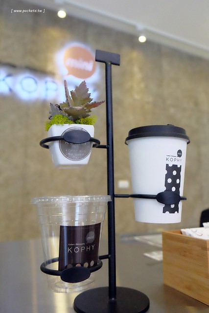 KOPHY mini┃台中西區美食：充滿文青風格的咖啡外帶店，有超夯的手搖漸層飲料，還有下午茶超搭的黑糖雞蛋糕 @飛天璇的口袋