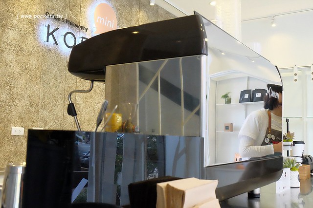 KOPHY mini┃台中西區美食：充滿文青風格的咖啡外帶店，有超夯的手搖漸層飲料，還有下午茶超搭的黑糖雞蛋糕 @飛天璇的口袋