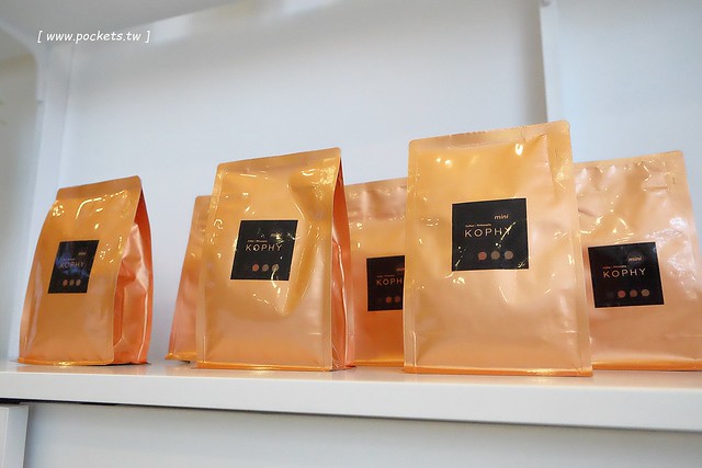 KOPHY mini┃台中西區美食：充滿文青風格的咖啡外帶店，有超夯的手搖漸層飲料，還有下午茶超搭的黑糖雞蛋糕 @飛天璇的口袋