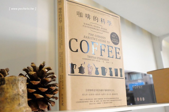 KOPHY mini┃台中西區美食：充滿文青風格的咖啡外帶店，有超夯的手搖漸層飲料，還有下午茶超搭的黑糖雞蛋糕 @飛天璇的口袋