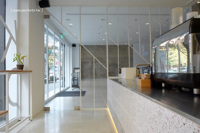 KOPHY mini┃台中西區美食：充滿文青風格的咖啡外帶店，有超夯的手搖漸層飲料，還有下午茶超搭的黑糖雞蛋糕 @飛天璇的口袋