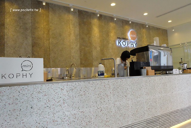 KOPHY mini┃台中西區美食：充滿文青風格的咖啡外帶店，有超夯的手搖漸層飲料，還有下午茶超搭的黑糖雞蛋糕 @飛天璇的口袋