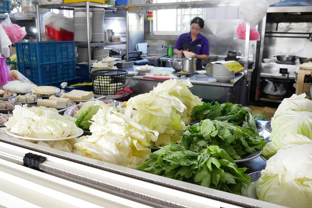 清泉崗羊肉爐｜社團網友大力推薦的精誠羊肉爐，好像在吃露天流水席的氛圍 @飛天璇的口袋