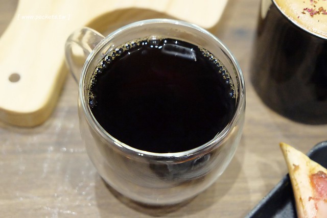 黑浮咖啡．R&Ecirc;VE Caf&eacute;┃台中西區美食：高雄人氣連鎖咖啡館，濁水溪以北第一間分店進駐公益路，裝潢簡單帶點工業風，全天候早午餐、義大利麵、燉飯、下午茶供應 @飛天璇的口袋