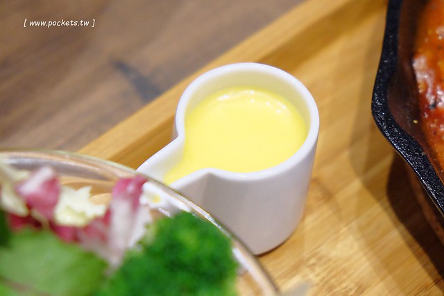 黑浮咖啡．R&Ecirc;VE Caf&eacute;┃台中西區美食：高雄人氣連鎖咖啡館，濁水溪以北第一間分店進駐公益路，裝潢簡單帶點工業風，全天候早午餐、義大利麵、燉飯、下午茶供應 @飛天璇的口袋