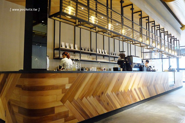 黑浮咖啡．R&Ecirc;VE Caf&eacute;┃台中西區美食：高雄人氣連鎖咖啡館，濁水溪以北第一間分店進駐公益路，裝潢簡單帶點工業風，全天候早午餐、義大利麵、燉飯、下午茶供應 @飛天璇的口袋