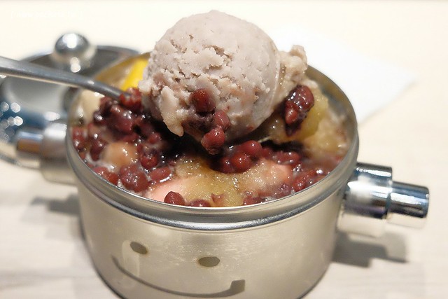 打鐵豆花｜用微笑便當盒盛裝的可愛豆花，營業9年後進駐台中中友百貨C棟B3，推薦湯圓QQ的很好吃 @飛天璇的口袋