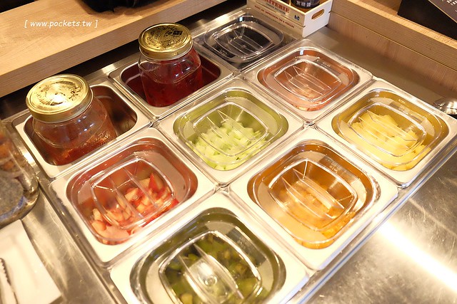 亞尼克台中旗艦店┃台中西區美食：座落在美術館綠園道旁，生乳捲、地瓜酥、喜Q餅年節伴手禮一網打盡，二樓還有自主DIY體驗專區 @飛天璇的口袋