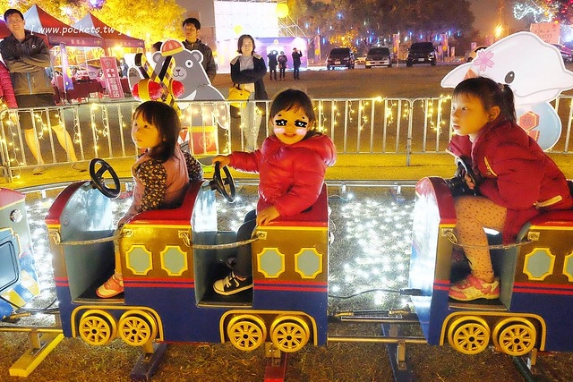 2017豐慶燈景賀新年-花都山城亮藝點┃豐原：葫蘆墩公園體驗不一樣的燈藝饗宴，由國際級大師所設計，花博四寶也亮相，還有小孩超愛的咖啡杯和小火車 @飛天璇的口袋