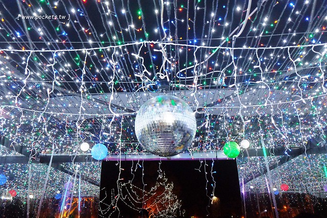 2017豐慶燈景賀新年-花都山城亮藝點┃豐原：葫蘆墩公園體驗不一樣的燈藝饗宴，由國際級大師所設計，花博四寶也亮相，還有小孩超愛的咖啡杯和小火車 @飛天璇的口袋