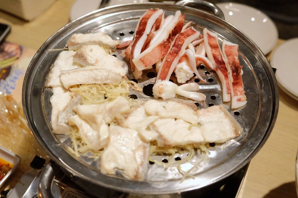 鮮食堂海鮮蒸鍋：一層一層堆疊的海鮮蒸鍋，澎湖海鮮就是鮮甜好吃沒話說 @飛天璇的口袋
