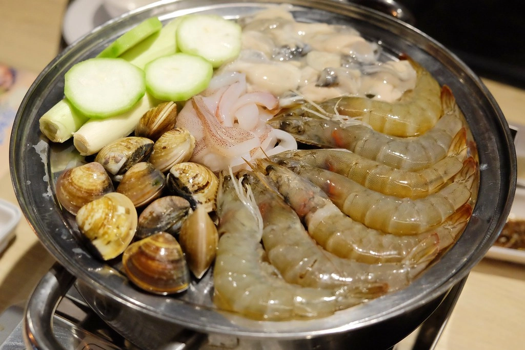 鮮食堂海鮮蒸鍋：一層一層堆疊的海鮮蒸鍋，澎湖海鮮就是鮮甜好吃沒話說 @飛天璇的口袋