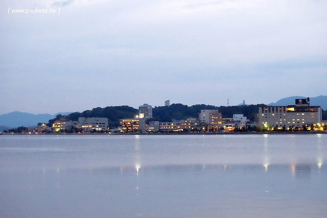 日本島根｜松江市半日遊．武家屋敷、塩見繩手、塩見茶屋下午茶、松江城、島根美術館(夕陽、夜景、結緣兔) @飛天璇的口袋