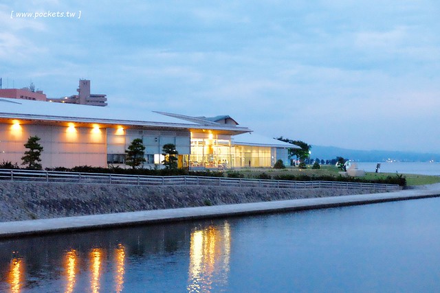 日本島根｜松江市半日遊．武家屋敷、塩見繩手、塩見茶屋下午茶、松江城、島根美術館(夕陽、夜景、結緣兔) @飛天璇的口袋