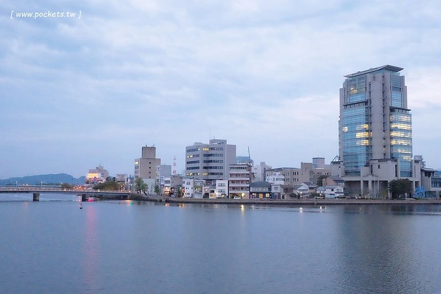 日本島根｜松江市半日遊．武家屋敷、塩見繩手、塩見茶屋下午茶、松江城、島根美術館(夕陽、夜景、結緣兔) @飛天璇的口袋