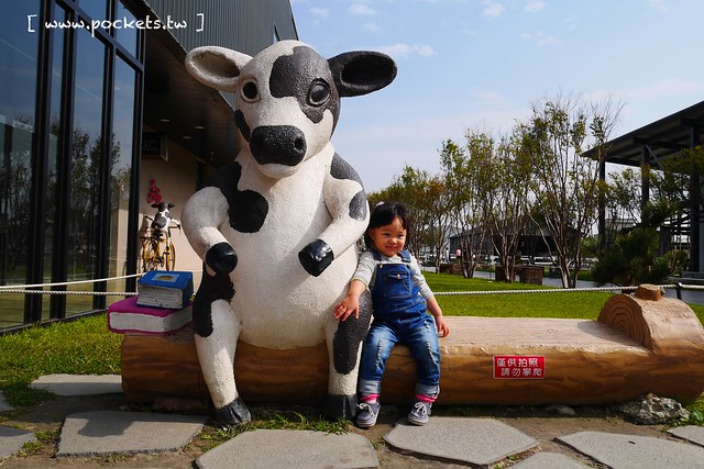雲林崙背｜千巧谷牛樂園牧場：結合沙坑、餵魚、美食、牧場，適合親子旅遊的地點 @飛天璇的口袋