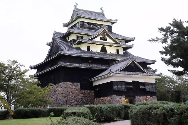 日本島根｜松江市半日遊．武家屋敷、塩見繩手、塩見茶屋下午茶、松江城、島根美術館(夕陽、夜景、結緣兔) @飛天璇的口袋