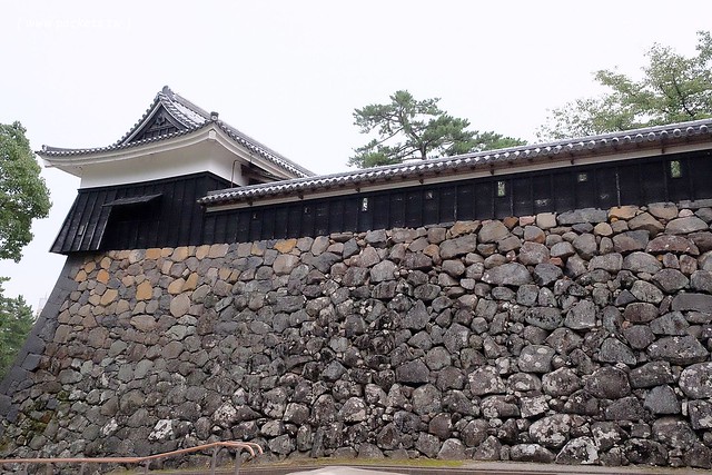 日本島根｜松江市半日遊．武家屋敷、塩見繩手、塩見茶屋下午茶、松江城、島根美術館(夕陽、夜景、結緣兔) @飛天璇的口袋