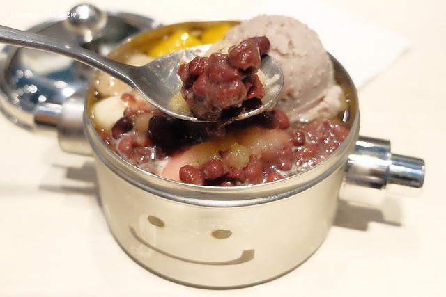 打鐵豆花｜用微笑便當盒盛裝的可愛豆花，營業9年後進駐台中中友百貨C棟B3，推薦湯圓QQ的很好吃 @飛天璇的口袋