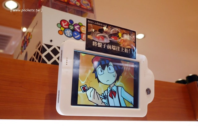 藏壽司(くら寿司)┃台中西屯美食：首間街邊店進駐台中福科路，日本土藏造型街邊店外觀，吃5盤可以轉一次扭蛋很童趣 @飛天璇的口袋