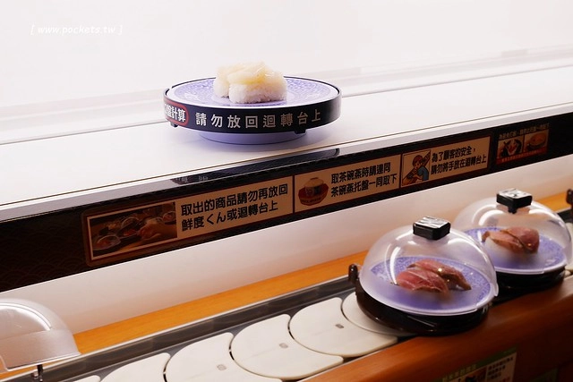 藏壽司(くら寿司)┃台中西屯美食：首間街邊店進駐台中福科路，日本土藏造型街邊店外觀，吃5盤可以轉一次扭蛋很童趣 @飛天璇的口袋