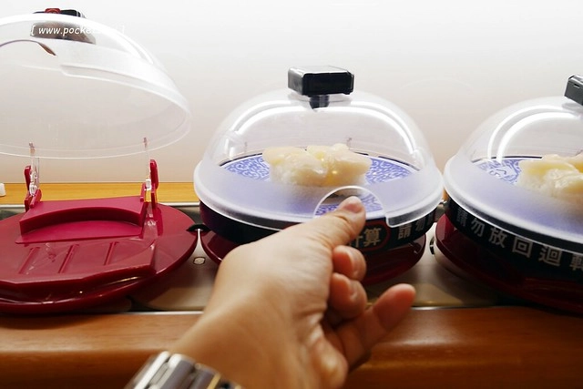 藏壽司(くら寿司)┃台中西屯美食：首間街邊店進駐台中福科路，日本土藏造型街邊店外觀，吃5盤可以轉一次扭蛋很童趣 @飛天璇的口袋