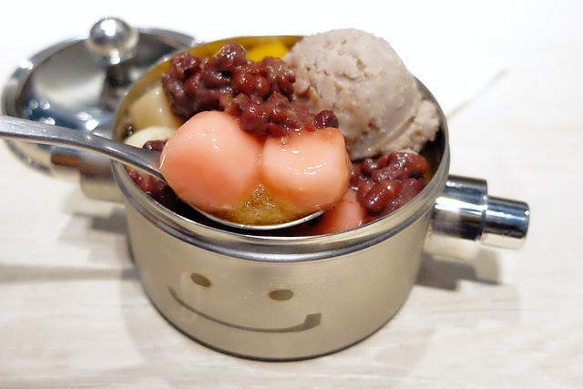 打鐵豆花｜用微笑便當盒盛裝的可愛豆花，營業9年後進駐台中中友百貨C棟B3，推薦湯圓QQ的很好吃 @飛天璇的口袋