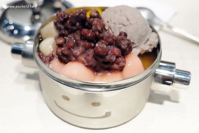 打鐵豆花｜用微笑便當盒盛裝的可愛豆花，營業9年後進駐台中中友百貨C棟B3，推薦湯圓QQ的很好吃 @飛天璇的口袋