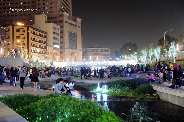 台中柳川藍帶水岸┃台中旅遊景點：號稱台中版的首爾清溪川，用LED燈打造藍色河道，台中最近IG超夯打卡新景點，晚上點燈只到2/12 @飛天璇的口袋