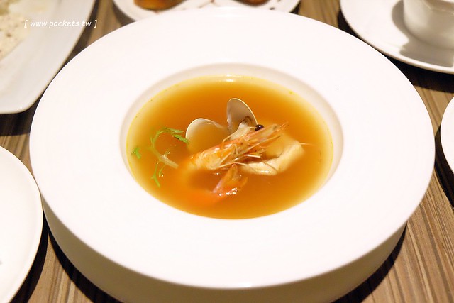 巴里義式餐廳 Bari┃台中南屯美食：公益路商圈新餐廳，適合公司家庭聚餐，推薦隱藏版烤雞鮮嫩多汁 @飛天璇的口袋