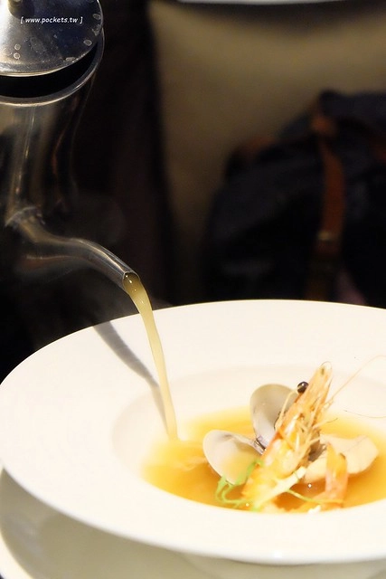 巴里義式餐廳 Bari┃台中南屯美食：公益路商圈新餐廳，適合公司家庭聚餐，推薦隱藏版烤雞鮮嫩多汁 @飛天璇的口袋