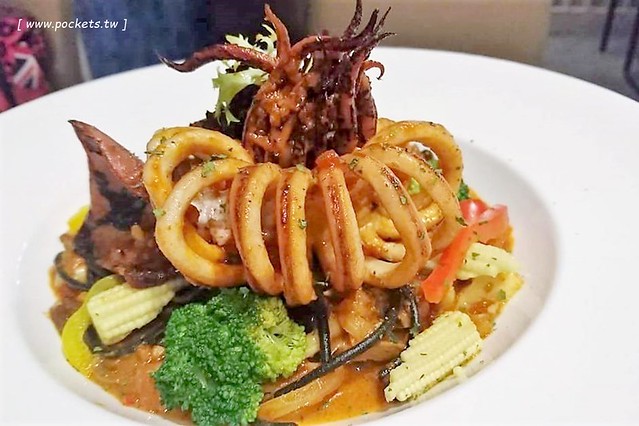 巴里義式餐廳 Bari┃台中南屯美食：公益路商圈新餐廳，適合公司家庭聚餐，推薦隱藏版烤雞鮮嫩多汁 @飛天璇的口袋