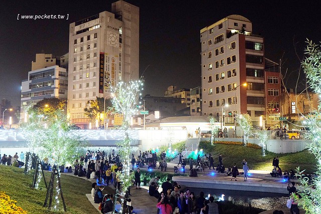 台中柳川藍帶水岸┃台中旅遊景點：號稱台中版的首爾清溪川，用LED燈打造藍色河道，台中最近IG超夯打卡新景點，晚上點燈只到2/12 @飛天璇的口袋