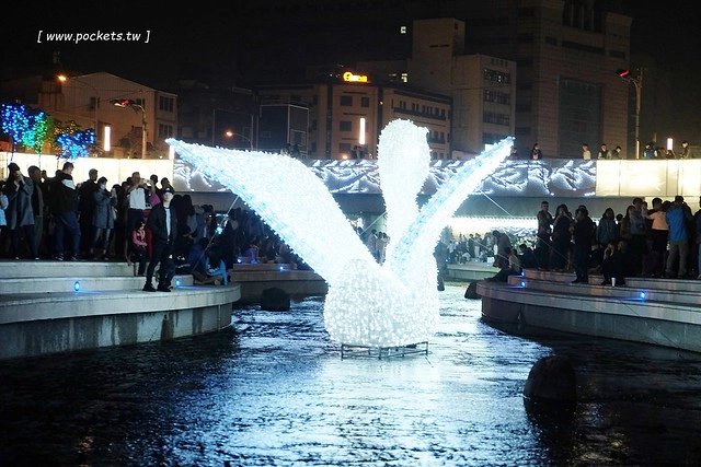 台中柳川藍帶水岸┃台中旅遊景點：號稱台中版的首爾清溪川，用LED燈打造藍色河道，台中最近IG超夯打卡新景點，晚上點燈只到2/12 @飛天璇的口袋