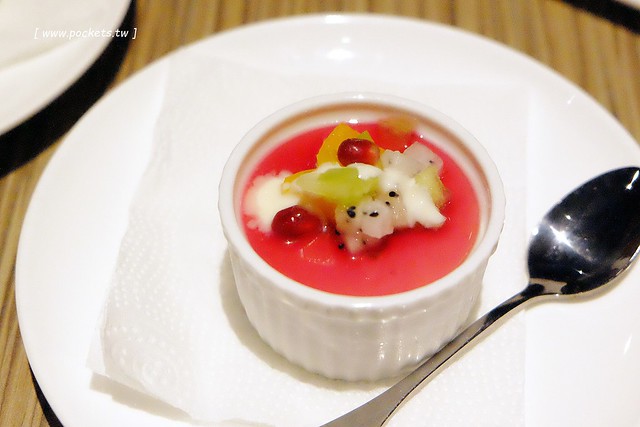 巴里義式餐廳 Bari┃台中南屯美食：公益路商圈新餐廳，適合公司家庭聚餐，推薦隱藏版烤雞鮮嫩多汁 @飛天璇的口袋