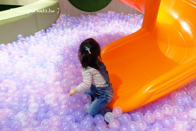 Hide&Seek嘻遊聚親子餐廳┃台中西屯美食：使用德國HABA頂級無毒遊具，沙坑、球池、溜滑梯&hellip;讓小孩子賴著不走的遊戲天堂，餐點的表現也不錯 @飛天璇的口袋
