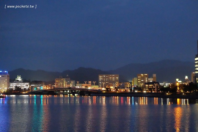 日本島根｜松江市半日遊．武家屋敷、塩見繩手、塩見茶屋下午茶、松江城、島根美術館(夕陽、夜景、結緣兔) @飛天璇的口袋