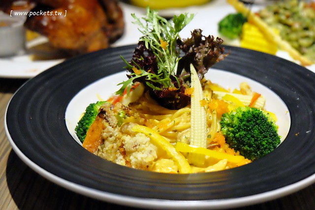 巴里義式餐廳 Bari┃台中南屯美食：公益路商圈新餐廳，適合公司家庭聚餐，推薦隱藏版烤雞鮮嫩多汁 @飛天璇的口袋