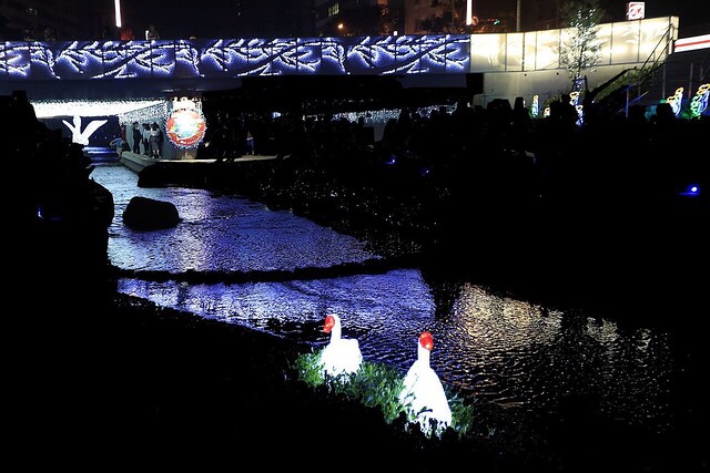 台中柳川藍帶水岸┃台中旅遊景點：號稱台中版的首爾清溪川，用LED燈打造藍色河道，台中最近IG超夯打卡新景點，晚上點燈只到2/12 @飛天璇的口袋
