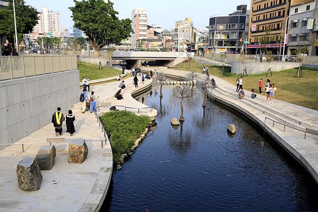 台中柳川藍帶水岸┃台中旅遊景點：號稱台中版的首爾清溪川，用LED燈打造藍色河道，台中最近IG超夯打卡新景點，晚上點燈只到2/12 @飛天璇的口袋
