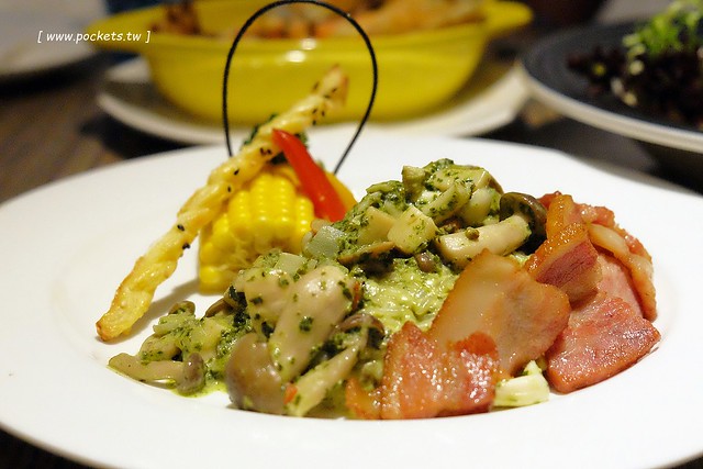 巴里義式餐廳 Bari┃台中南屯美食：公益路商圈新餐廳，適合公司家庭聚餐，推薦隱藏版烤雞鮮嫩多汁 @飛天璇的口袋