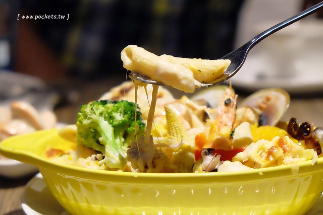 巴里義式餐廳 Bari┃台中南屯美食：公益路商圈新餐廳，適合公司家庭聚餐，推薦隱藏版烤雞鮮嫩多汁 @飛天璇的口袋