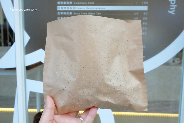 KOPHY mini┃台中西區美食：充滿文青風格的咖啡外帶店，有超夯的手搖漸層飲料，還有下午茶超搭的黑糖雞蛋糕 @飛天璇的口袋